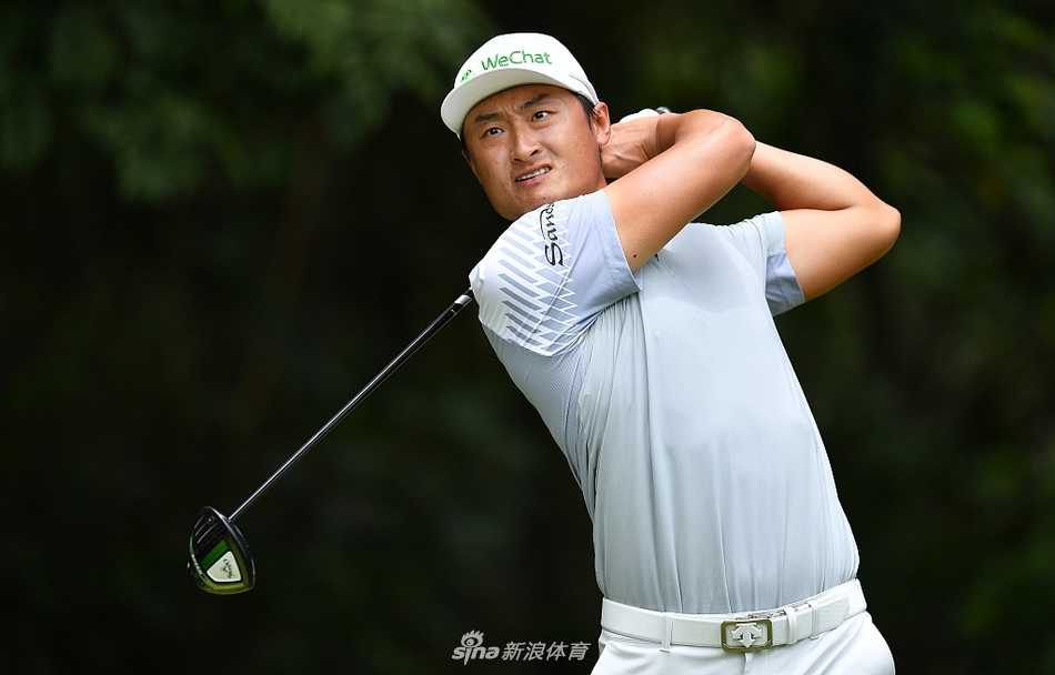 本杰明-赫伯特在肯尼亚草原风光映衬下优雅挥杆，目光专注地望向球道远方