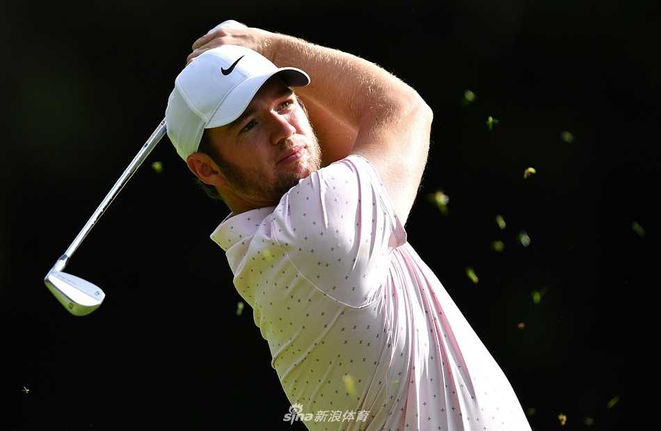 选手在沙坑中精心处理困难球位，沙土飞扬瞬间展现高尔夫运动的力量与技巧