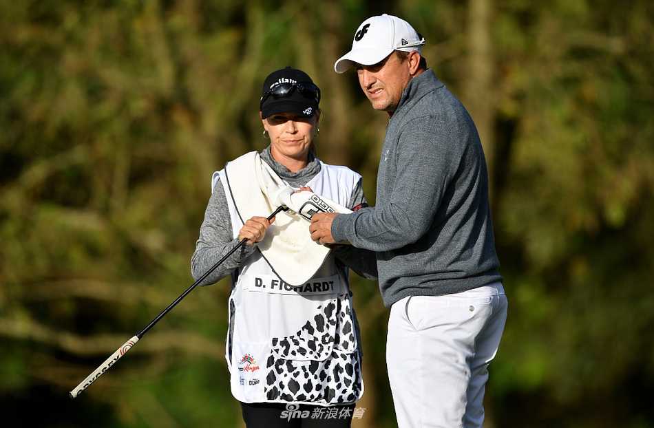 夕阳余晖洒在球场上，结束比赛的选手与球童拖着长长影子走向会馆