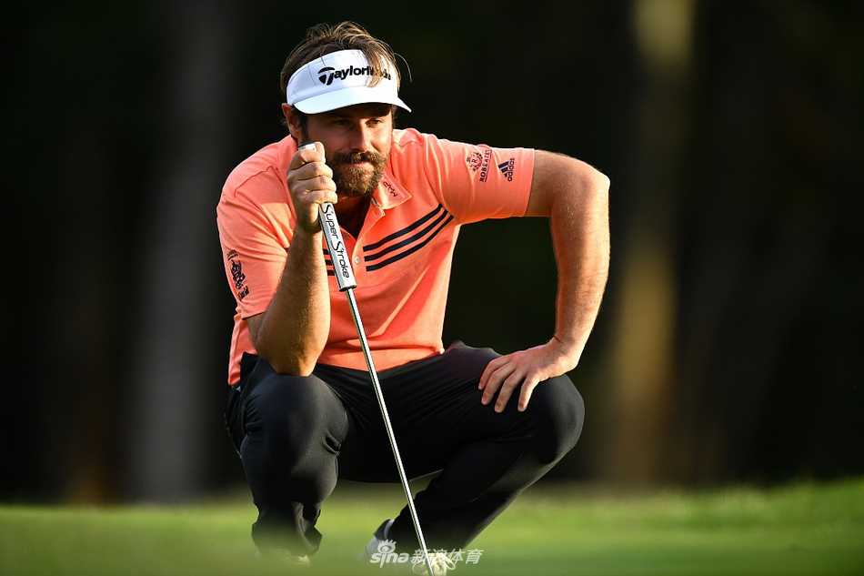 观众聚集在果岭周边屏息凝神，关注选手挑战难度颇高的下坡推杆