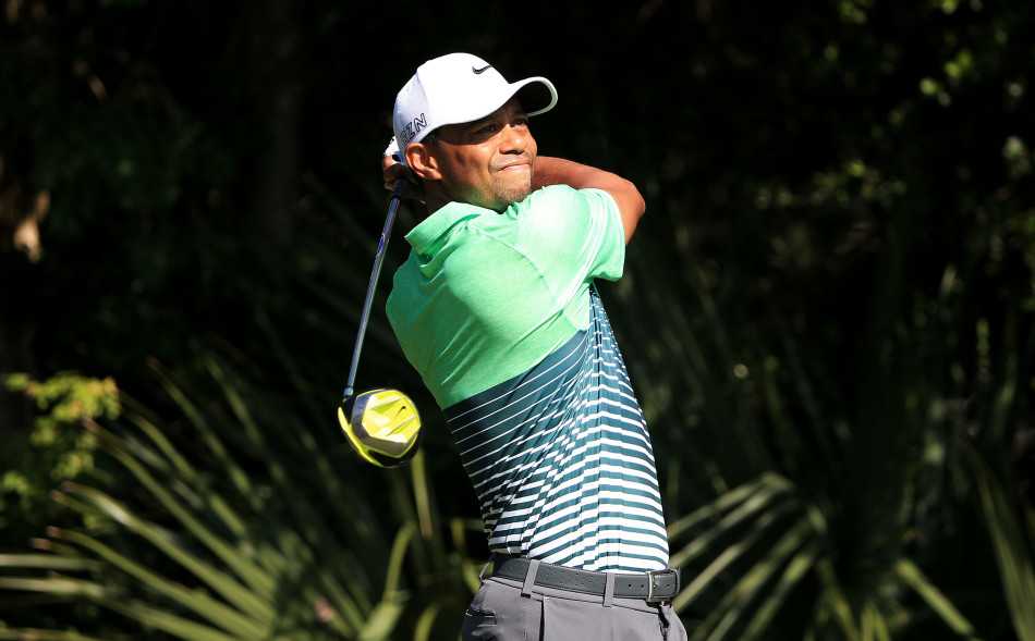 伍兹面对棘手球位凝神思考，手握球杆衡量各种击球可能性