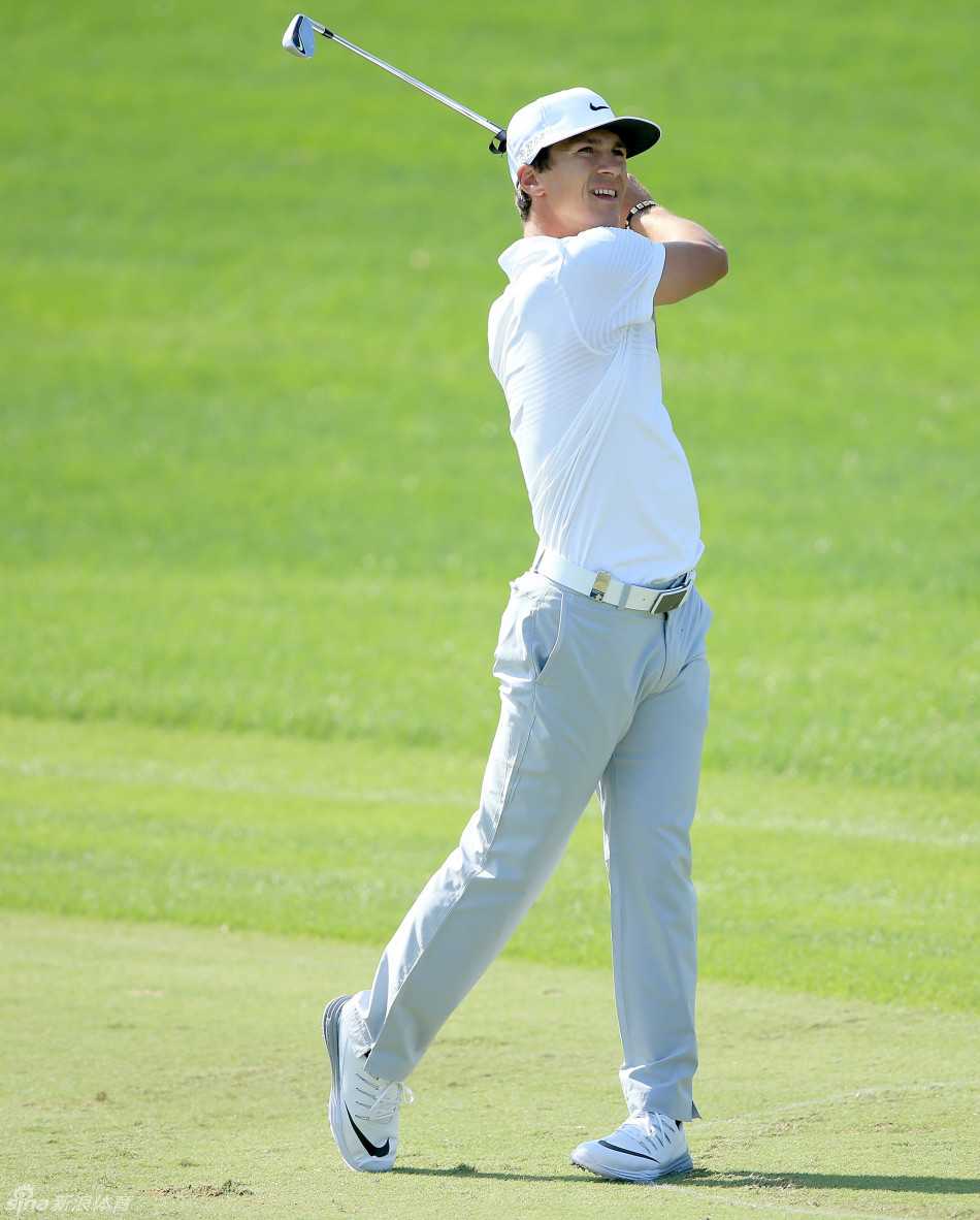 西班牙老将西蒙尼斯以其标志性的风格在球道上选杆，花白胡子与鲜艳的上衣形成鲜明对比，彰显其独特的个人魅力。