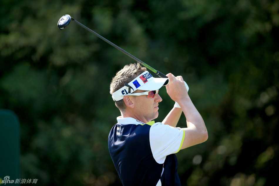 伊恩·保尔特在果岭边凝神观察推杆线路，眼神锐利如鹰，仿佛正在计算着赢得关键一分的最佳路径。