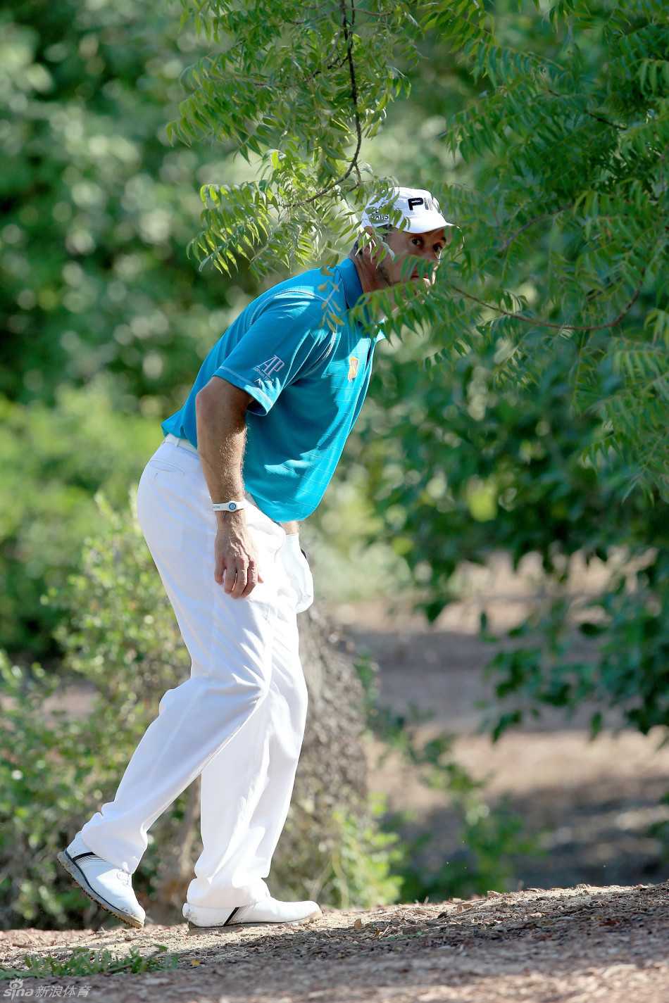 伊恩·保尔特挥杆动作的瞬间抓拍，身体充分扭转，力量爆发，球杆与手臂形成完美的线条，极具动感与力量之美。