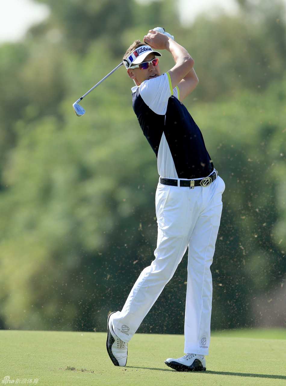 保尔特在果岭上单膝跪地，仔细观察草纹与坡度，沉思的表情透露着推杆前精密计算的严谨。