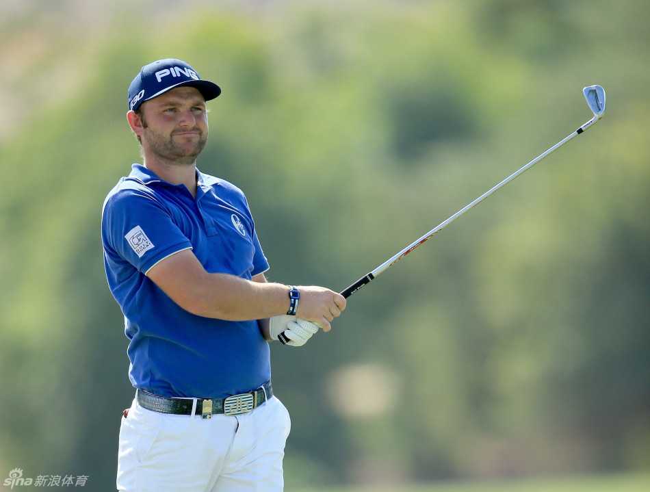 安迪·苏利文在全神贯注地准备击球，背景是开阔的球场与人群，展现了职业球员在赛场上的专注时刻。