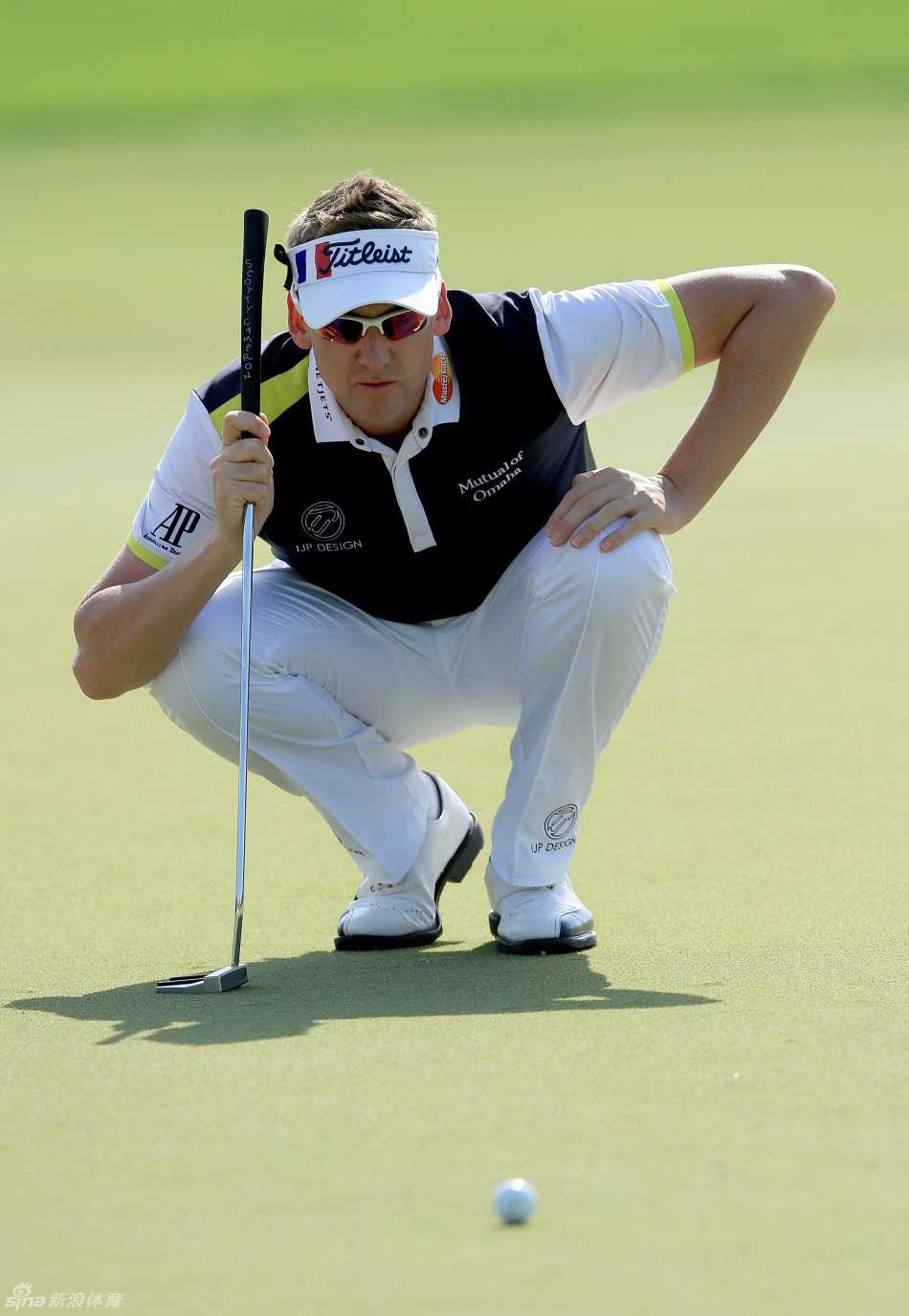 大伟·霍维尔在发球台上优雅从容地完成挥杆，动作流畅而稳定，尽显古典高尔夫球手的风范。