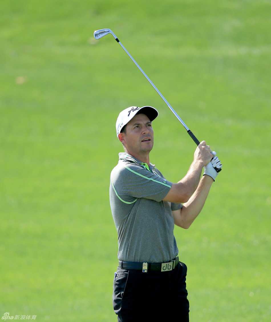 马丁·凯梅尔在比赛中挥杆，铁杆击球后带起一大块翠绿的草皮，悬浮在空中，瞬间展示出击球的力量与精准。