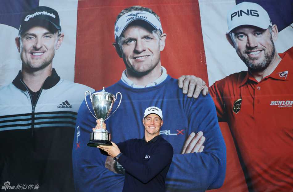 诺伦的球童兴奋地挥舞着一面设计独特的胜利果岭旗，旗帜在风中飘扬，成为赛场上最引人注目的欢乐标志。