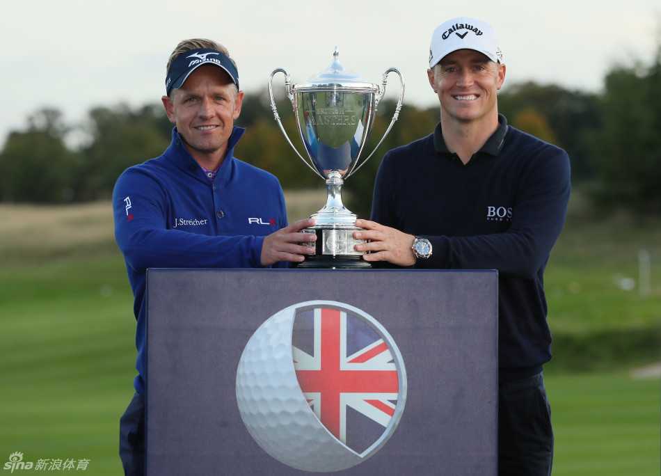 英格兰传奇球星李·维斯特伍德面带沉稳微笑，向观众致意，其丰富的经验与淡定的气质彰显大将风范。