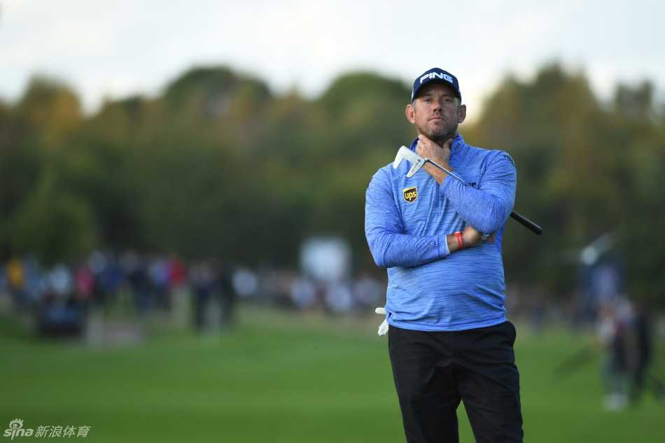 性格球星‘牛肉’安德鲁·乔斯顿在比赛中露出招牌式开朗笑容，与观众互动，瞬间点燃了赛场的热烈气氛。