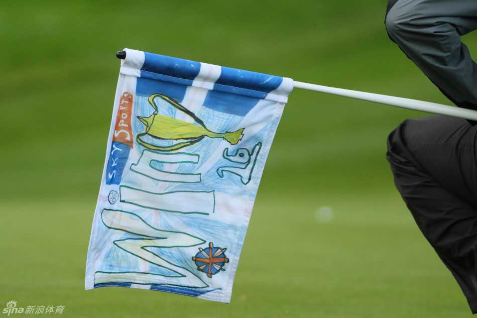 诺伦在决赛轮关键洞凝神推杆，眼神锐利如剑，全场屏息凝视，画面定格于冠军出击的决胜瞬间。