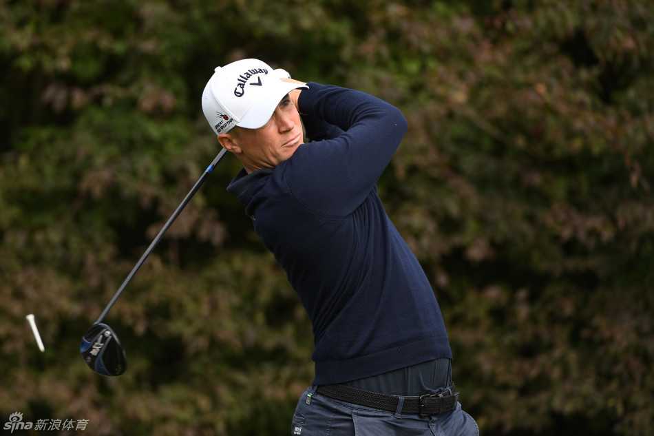 赛事主办方代表正将晶莹剔透的冠军奖杯授予诺伦，两人双手共握奖杯瞬间，象征着荣耀的传递与认可。