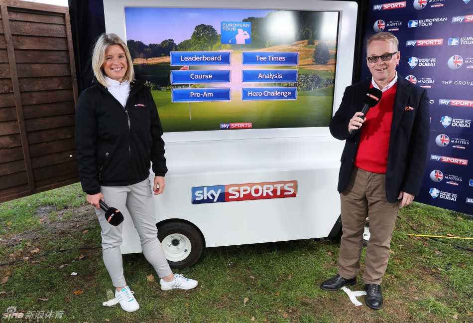 欧巡赛首席执行官基思·佩利手持话筒，在媒体面前侃侃而谈，回顾赛事精彩，展望巡回赛未来。