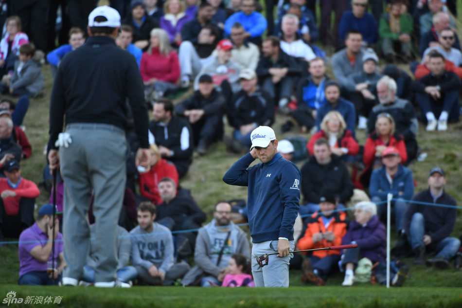 贝恩德·维斯伯格在沙坑中冷静审视线路，准备打出关键一击，其专注神情体现了顶尖球员逆境中的沉着。