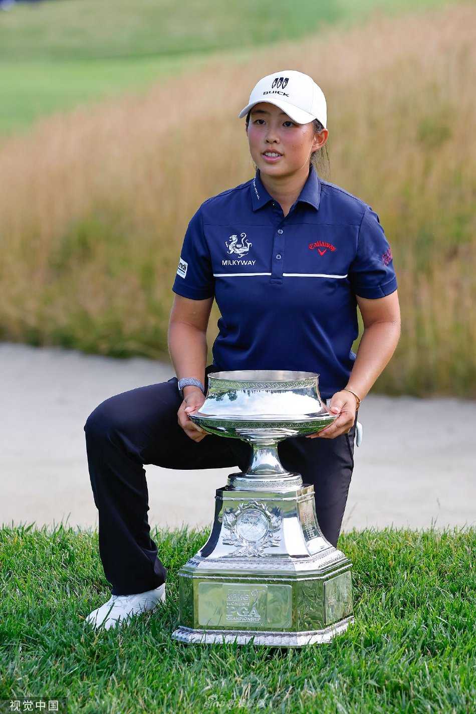 殷若宁凝视奖杯，眼中闪烁着梦想成真的光芒与未来的坚定