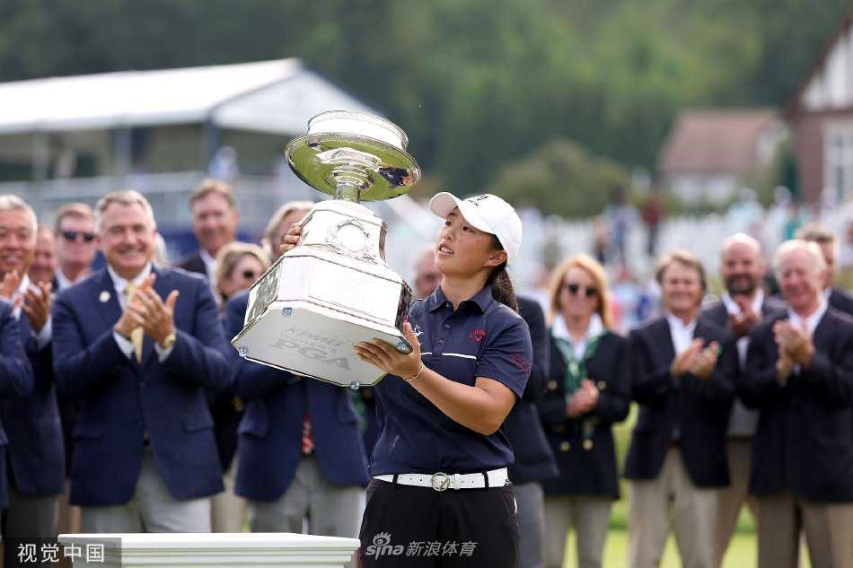 殷若宁与父亲殷杰相拥，家庭的支持是她成长路上最坚实的后盾