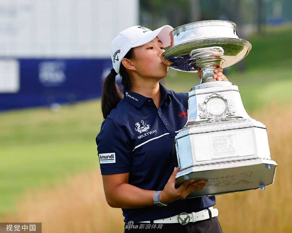 夺冠后殷若宁挥拳庆祝，激情释放瞬间点燃了全场