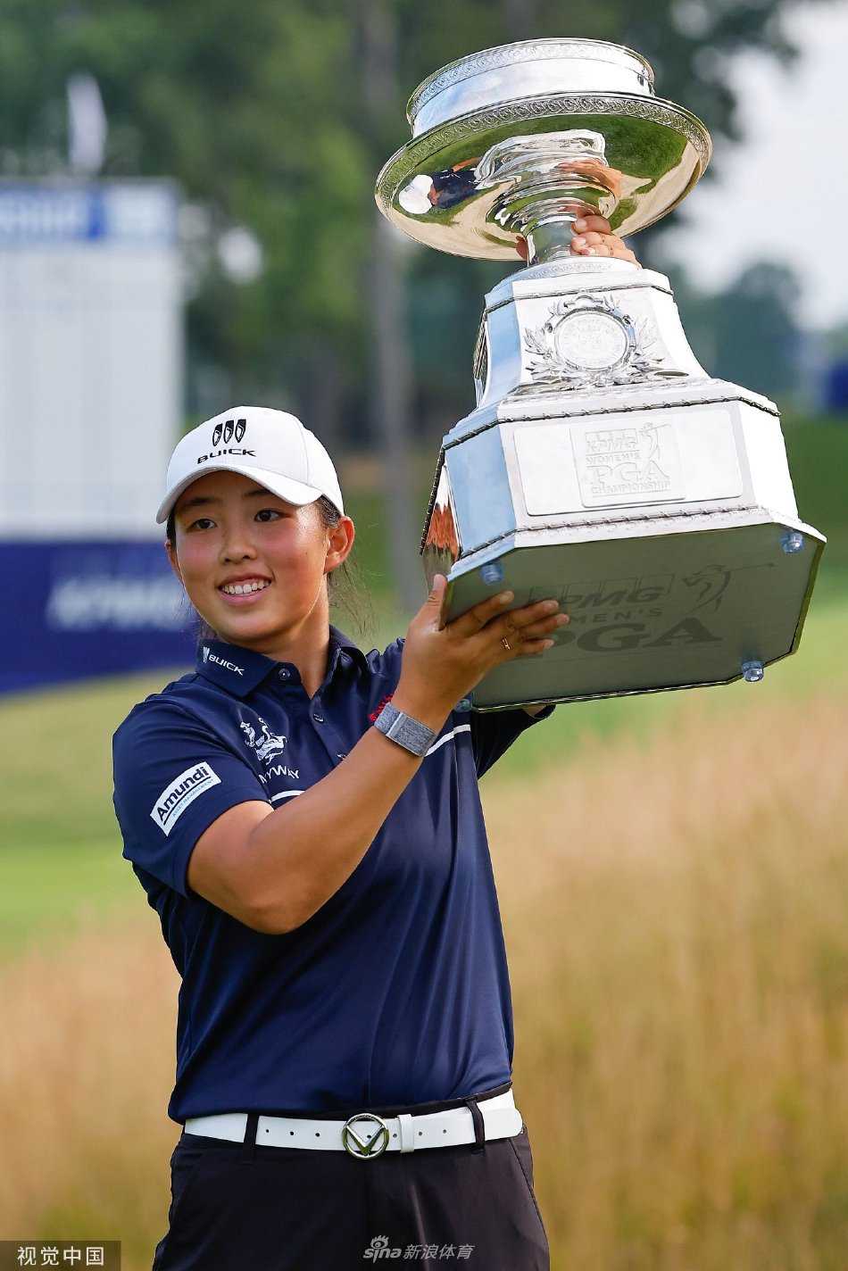 殷若宁在第十八洞果岭，屏息凝神准备击出决定冠军归属的关键一推