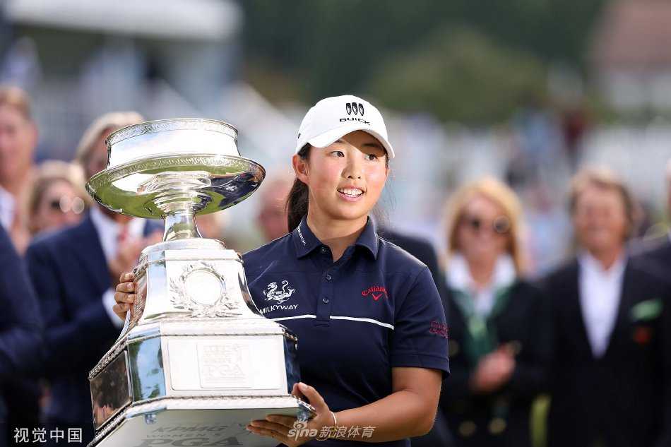 殷若宁与象征至高荣誉的沃纳梅克奖杯合影，开启属于她的新时代