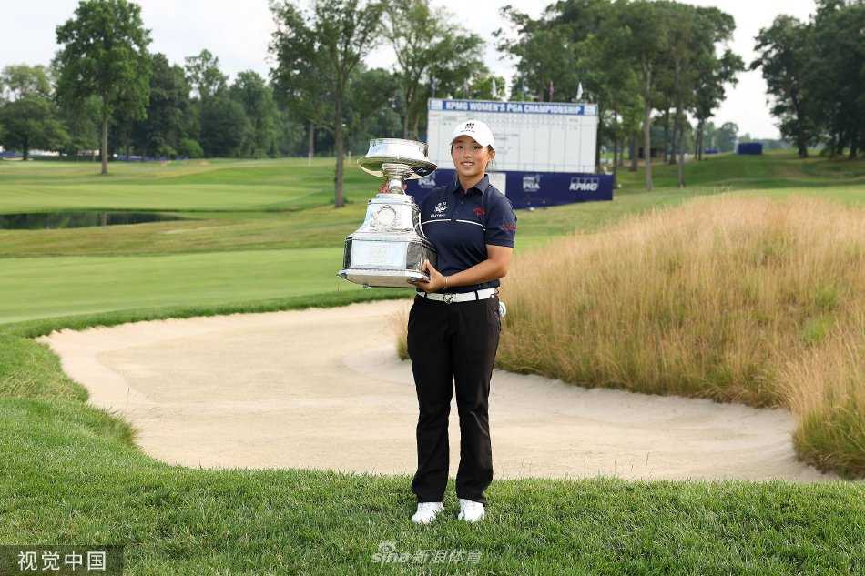 殷若宁在比赛中从容挥杆，动作流畅而充满力量