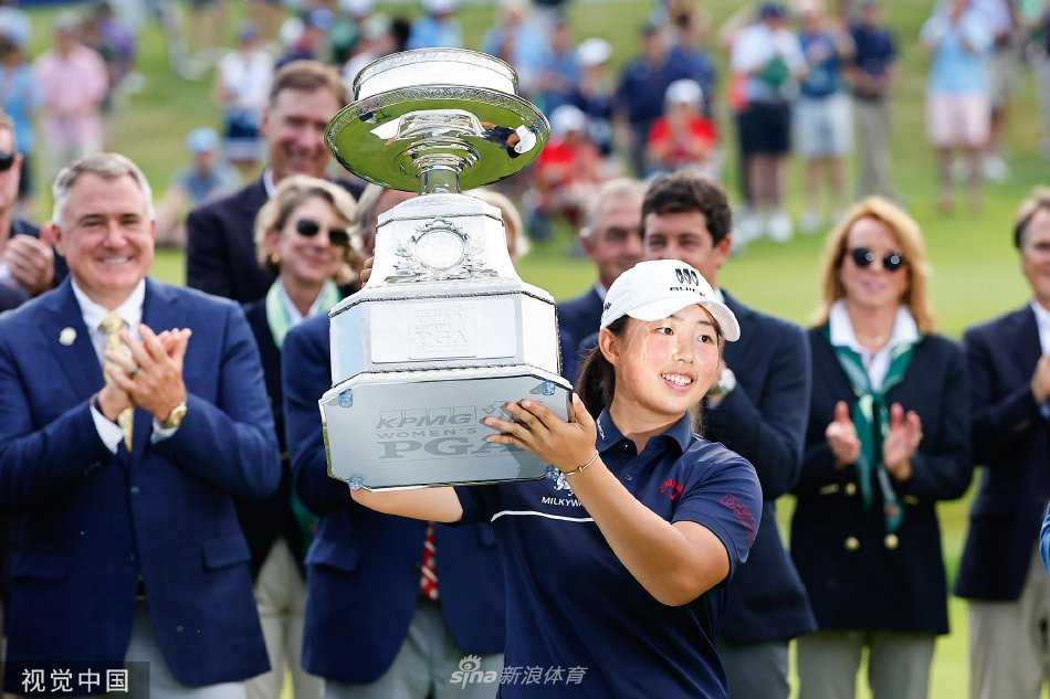 殷若宁在绿茵场上自信行走，阳光下的身影预示着无限光明的未来