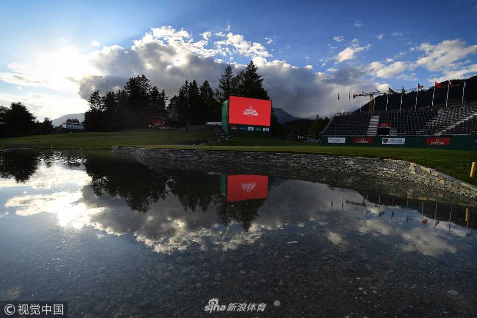 滑翔伞如彩色飞鸟展翅，在湛蓝天幕与巍峨雪山间划出优雅弧线，为宁静的球场带来动感序幕