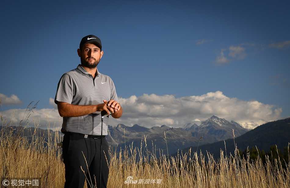 翠绿球道如丝带铺展于群山怀抱，远处雪峰在阳光下熠熠生辉，构成一幅层次分明的立体油画
