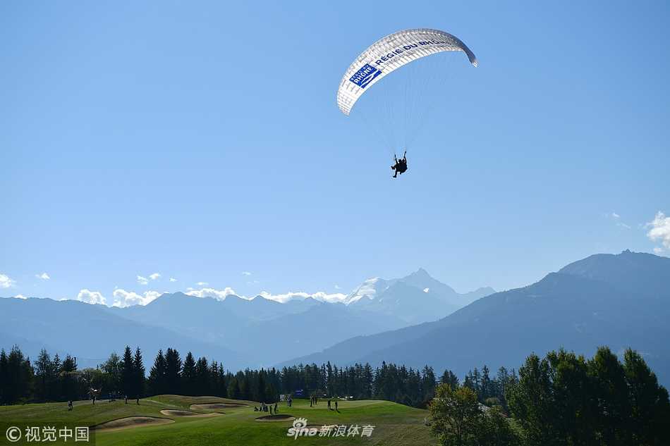 球员优雅挥杆瞬间，球杆划出完美扇形轨迹，阳光将身影拉长在如毯的草地上