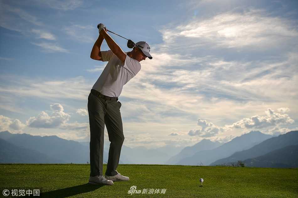 夕阳余晖染金球场，球员与观众身影成为剪影，宁静暮色为首日赛事写下温柔句点