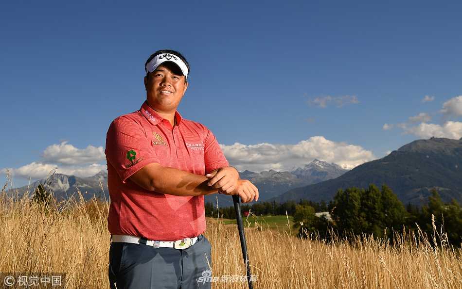 开幕仪式全景，滑翔伞悠然飘过俱乐部会所上空，彩旗飘扬，洋溢着节日般的欢庆气氛