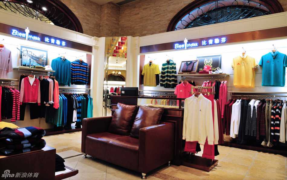 店内经典系列服装陈列，POLO衫与休闲裤搭配展示，色彩和谐面料质感十足