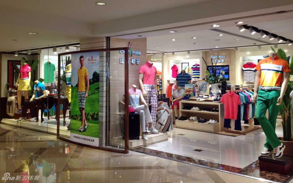 宽敞明亮的独立试衣间，配备超大镜面和柔软地毯，极致呵护顾客的试穿体验