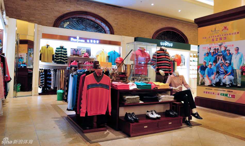 温馨的店内休憩角落，设有舒适沙发与高尔夫元素装饰，营造尊贵私密的交流氛围