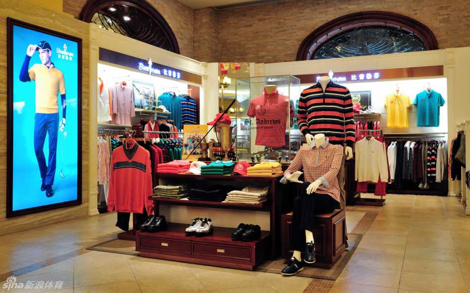 店员正为顾客提供专业细致的着装搭配服务，体现品牌以客为尊的服务理念