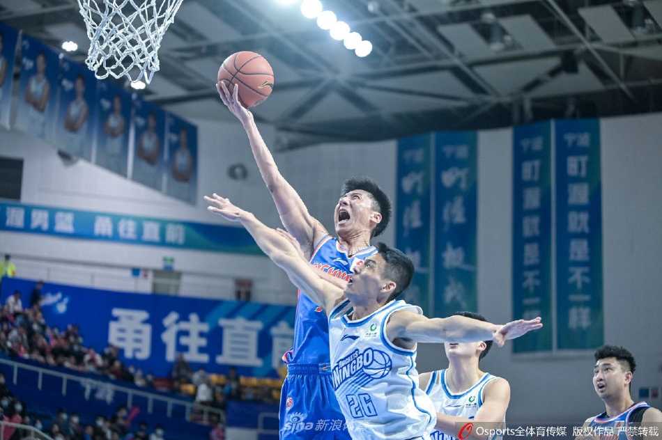 四川队外援在三人围堵下依然自信出手，篮球在空中划出一道完美的弧线