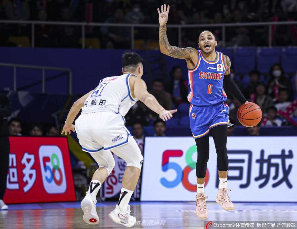 宁波町渥球员王旭高速持球突破，眼神坚毅地寻找着稍纵即逝的传球良机