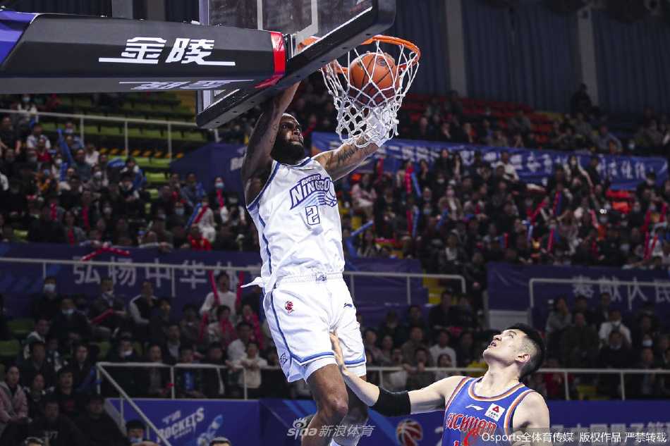 四川队老将韩硕在人群中高高跃起争抢篮板，坚毅的表情彰显着丰富的赛场经验