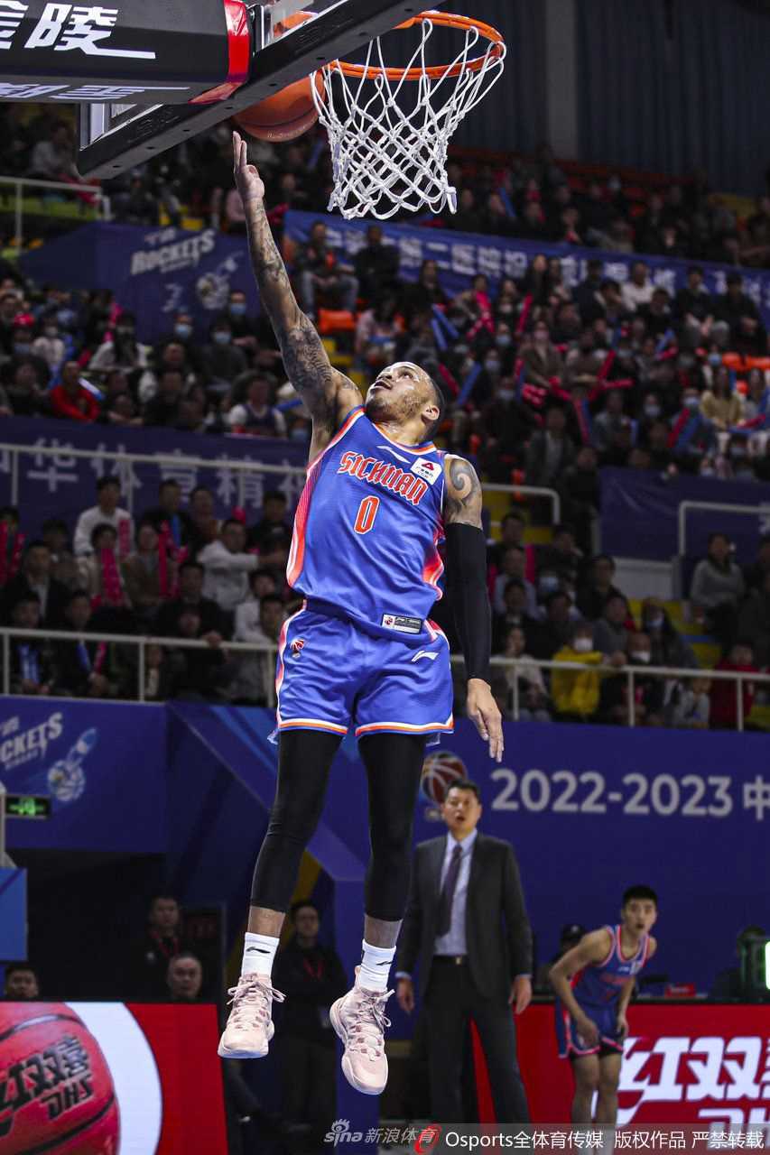 四川金荣实业队外援克劳福德高高跃起，在防守球员指尖之上完成一次精彩的跳投