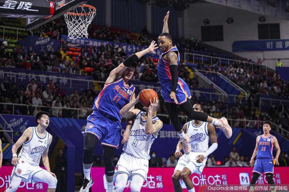 宁波队球员许裕茁在严密防守下强行突破，展现出年轻球员无所畏惧的冲击力