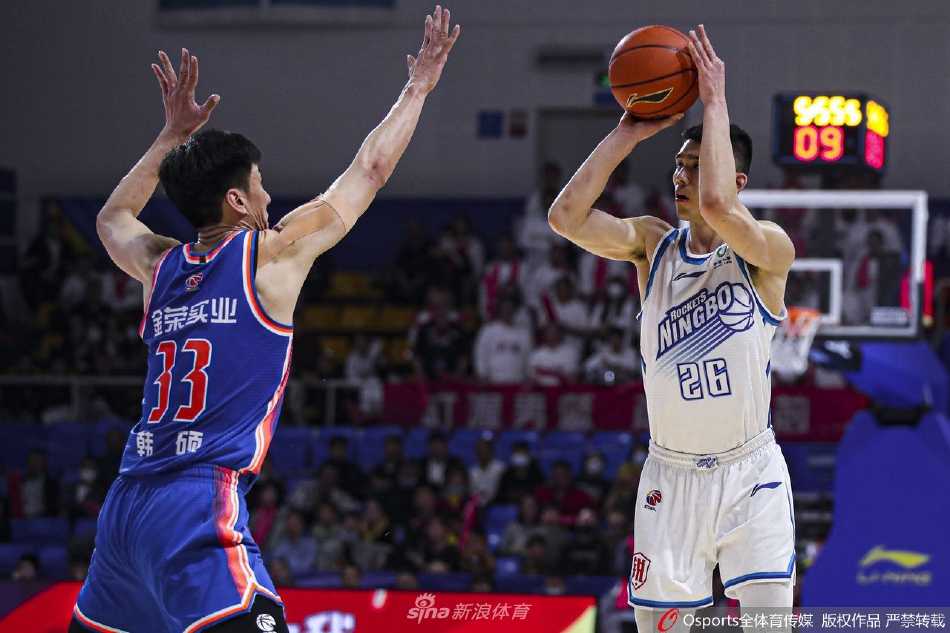 赛场上一瞬间，两队多名球员同时倒地拼抢地板球，展现了比赛极高的激烈程度