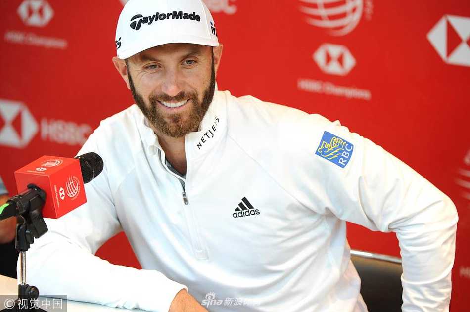 世界第一布鲁克斯·科普卡面带标志性自信微笑，轻松倚靠座椅，尽显王者气度