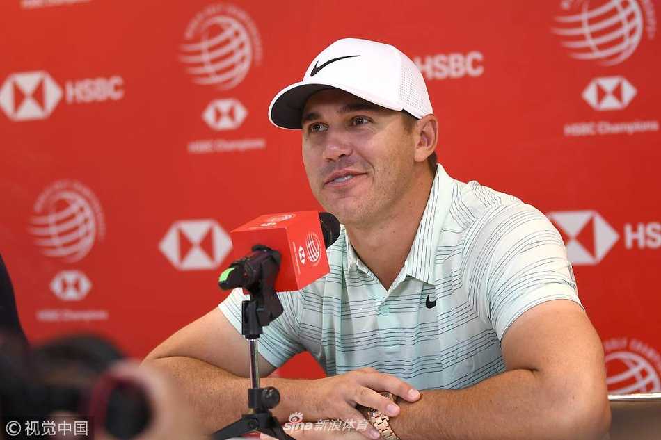 众球星齐聚蓝色背景板前合影，汇丰标志醒目，现场灯光璀璨气氛热烈