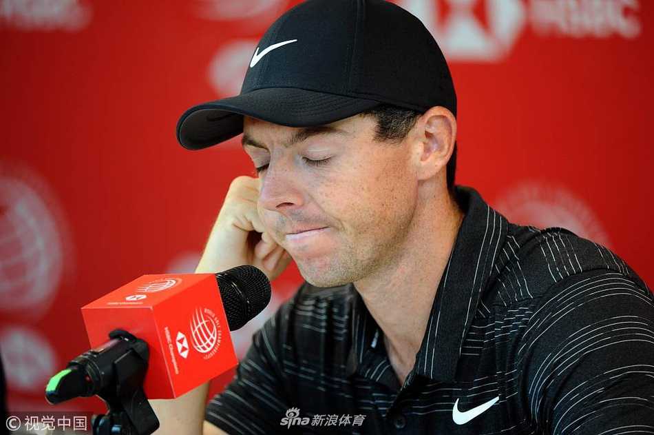 达斯汀·约翰逊侧身与旁人交谈，神态轻松，展现出赛场外的随和一面