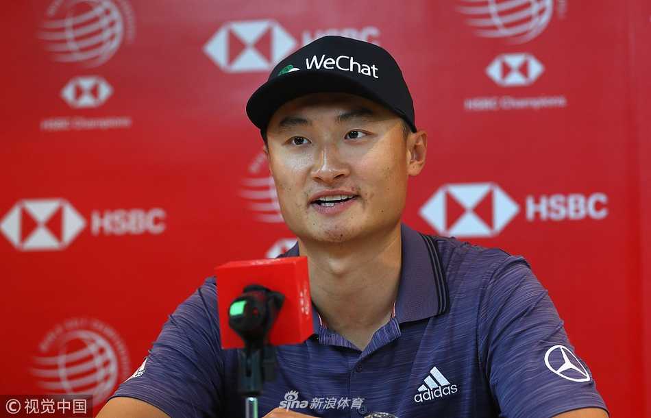 李昊桐与罗里·麦克罗伊相邻而坐，认真聆听提问，神情专注充满斗志