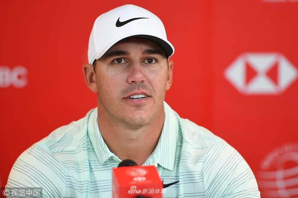 众球星在印有汇丰与微信标志的背景板前站成一排，准备记录下这赛前的珍贵瞬间