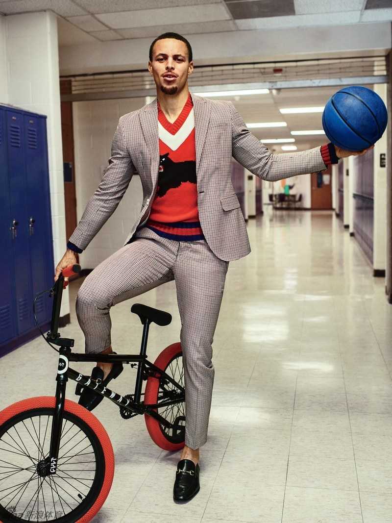 男子跳高运动员如飞燕般轻盈跃过横杆，身体在空中划出一道优雅的弧线。