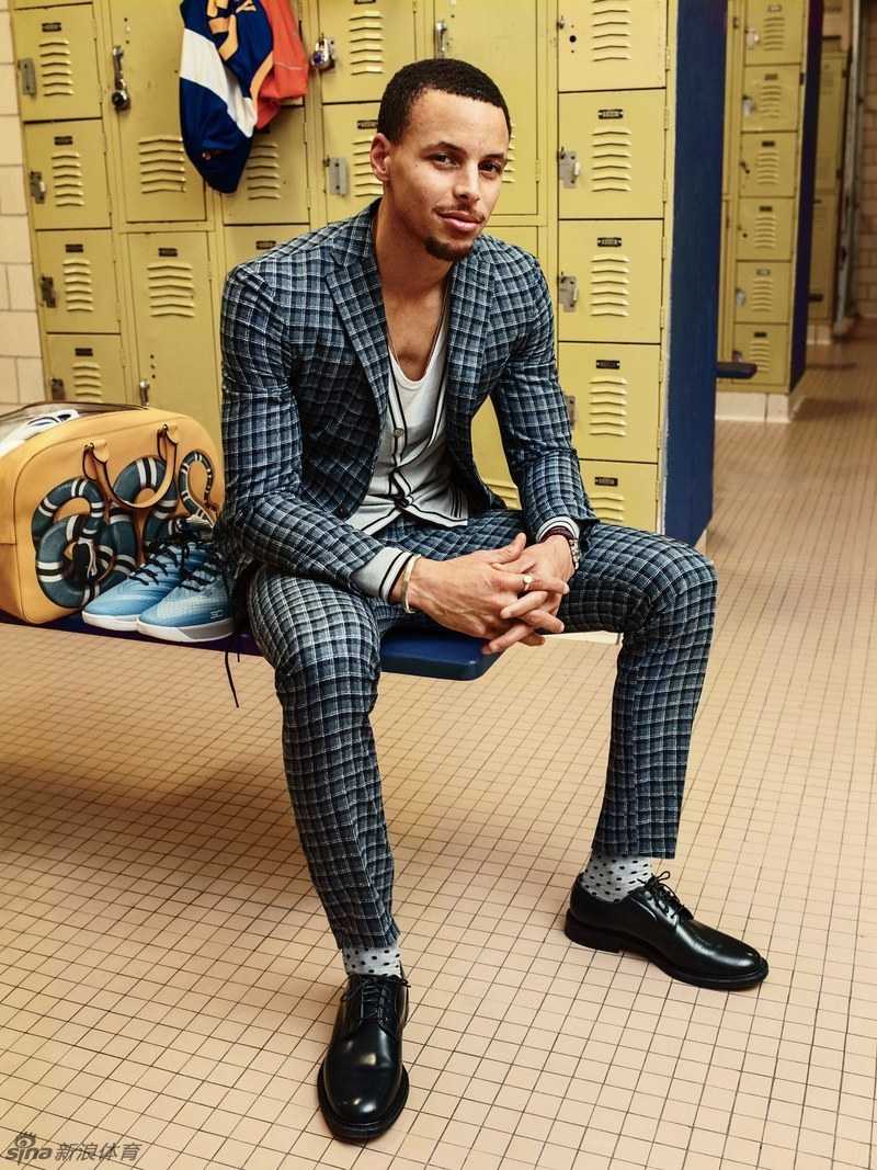 长跑运动员们在弯道处并驾齐驱，步伐坚定，展现出惊人的耐力与节奏感。