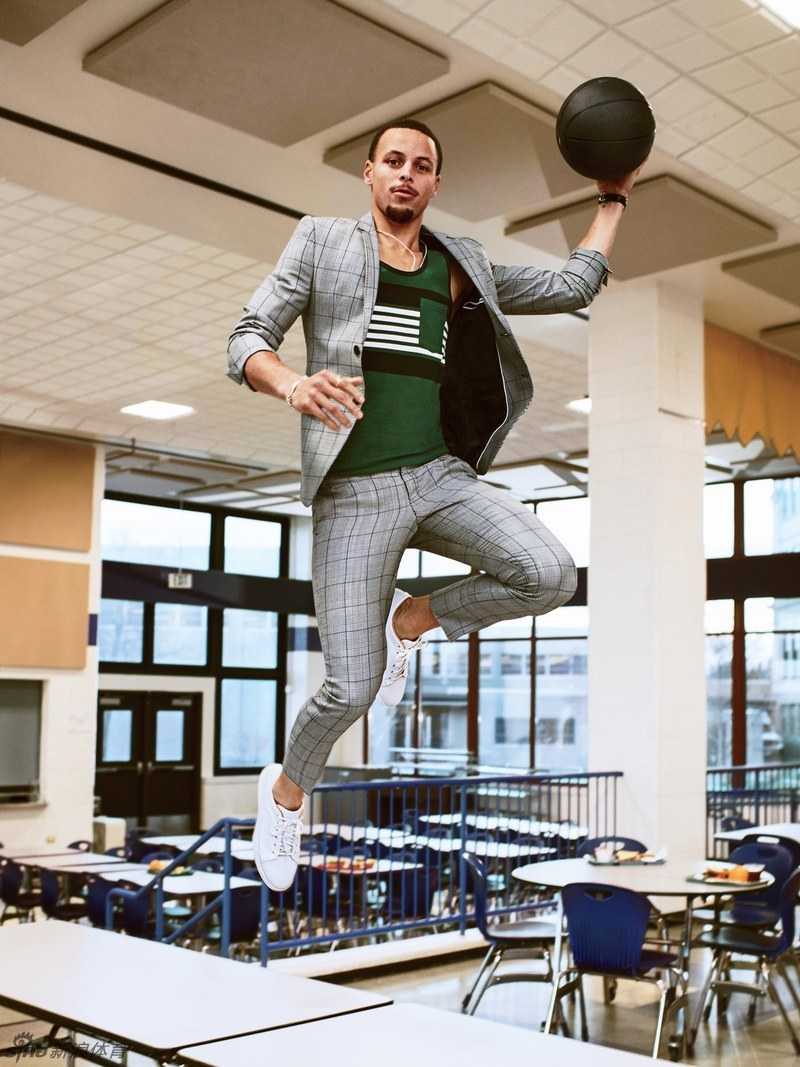 接力赛交接棒瞬间，两位运动员眼神交汇，手臂完美衔接，将信任与速度一同传递。