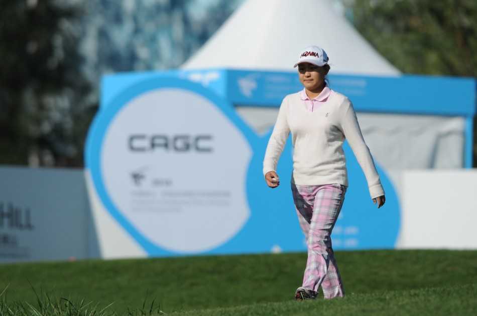 杜墨含在开球前与同组好友轻松交谈，脸上洋溢着自信的微笑。